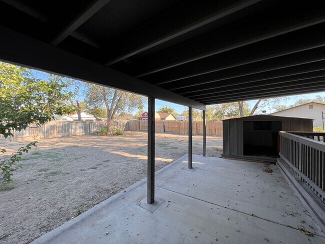 Foto del edificio - 4 bedroom 1 bath house, 3 car garage, clos...