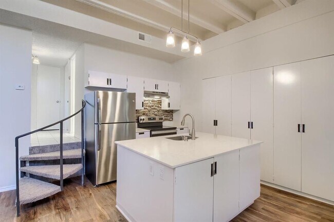 Building Photo - 5914 Lago Vista Way
