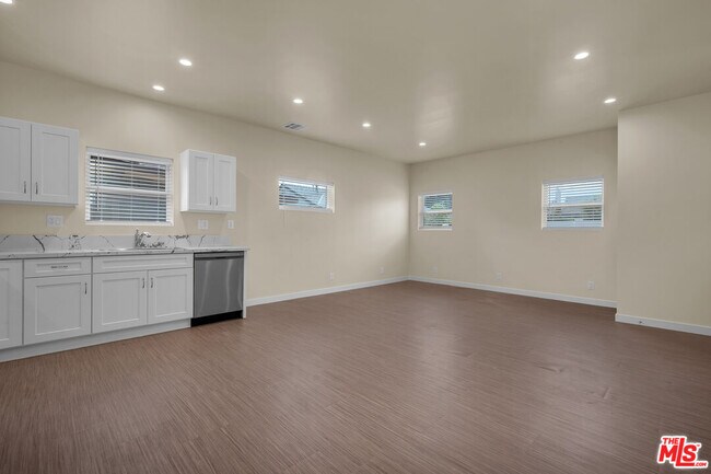 Foto del edificio - 6625 Duchess Dr