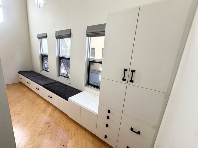 Building Photo - PET FRIENDLY!!!2 Bedroom 3 Bath Condo In T...