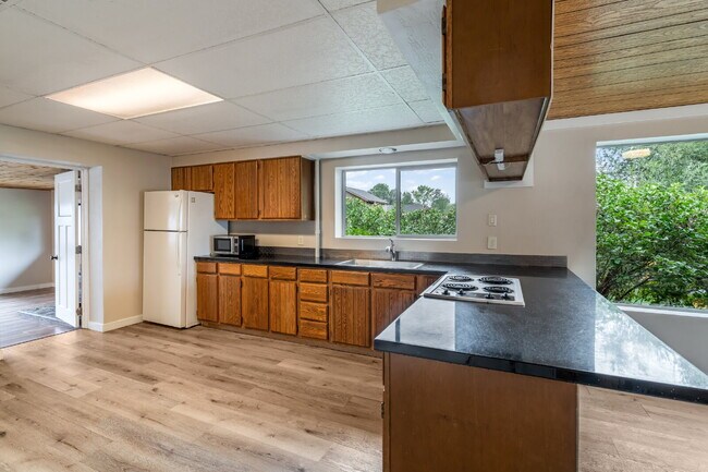 Building Photo - Gallatin Gateway Rental Just Steps from the River