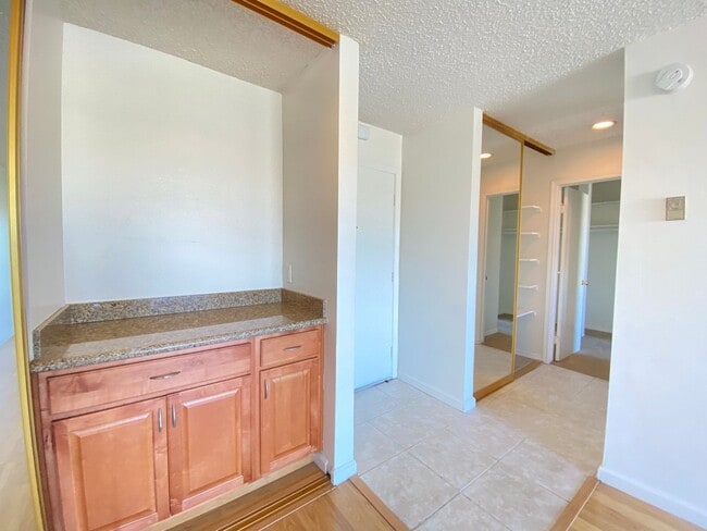 Building Photo - Pacific Beach Condo! 2 BEDROOM 2 BATH with...
