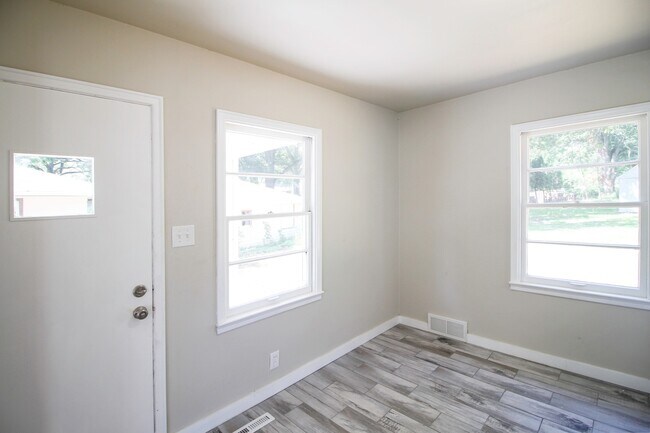 Building Photo - 3 Bedroom 1 Bathroom Fully Remodeled
