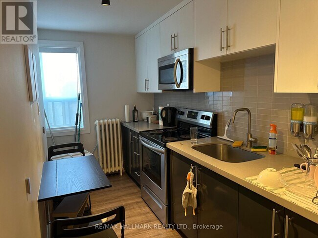 Photo du bâtiment - 595-595 St Clair Ave W
