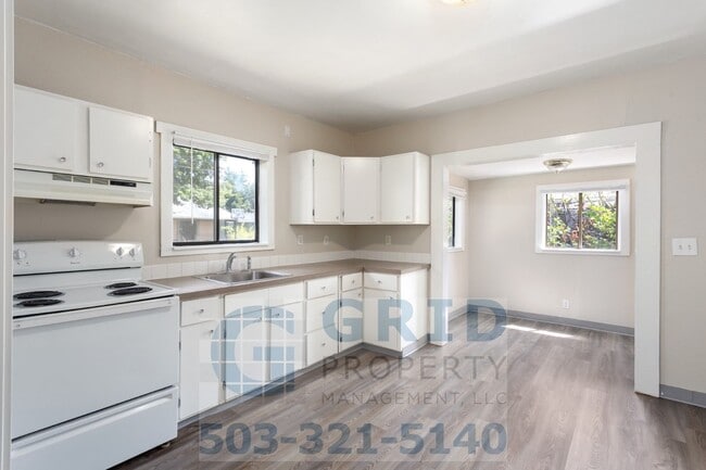 Building Photo - 2 Bedroom Home Available in Southeast Wood...