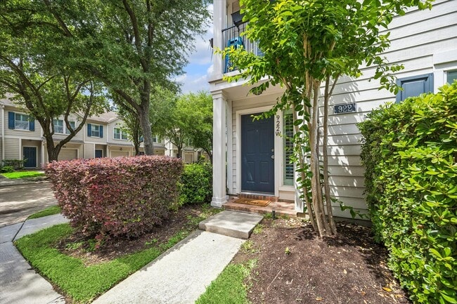Building Photo - 922 W Heights Hollow Ln