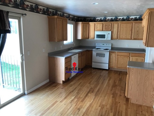 Building Photo - The Maples Townhouse #116