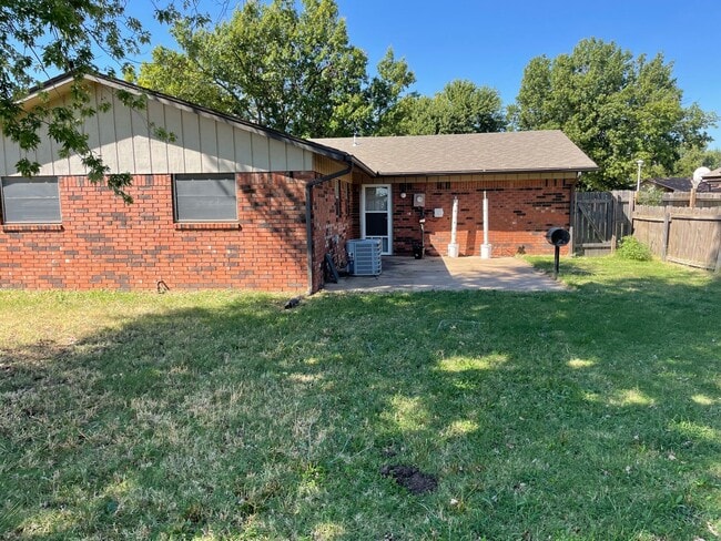 Building Photo - 3 bed 2 bath one story home