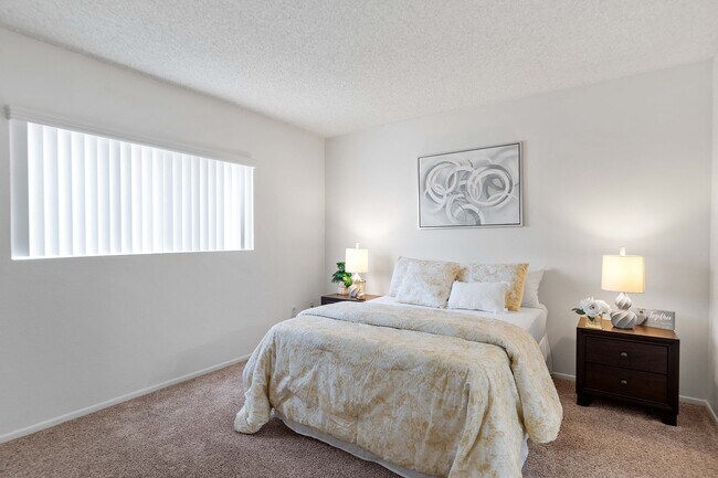 Dormitorio espacioso y luminoso en el Apartamento Diplomat en Studio City - The Diplomat