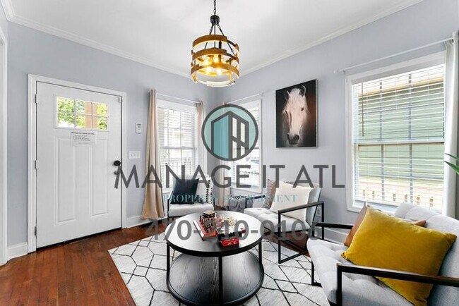 Building Photo - Cozy 3 bedroom house located one block from the Beltline!