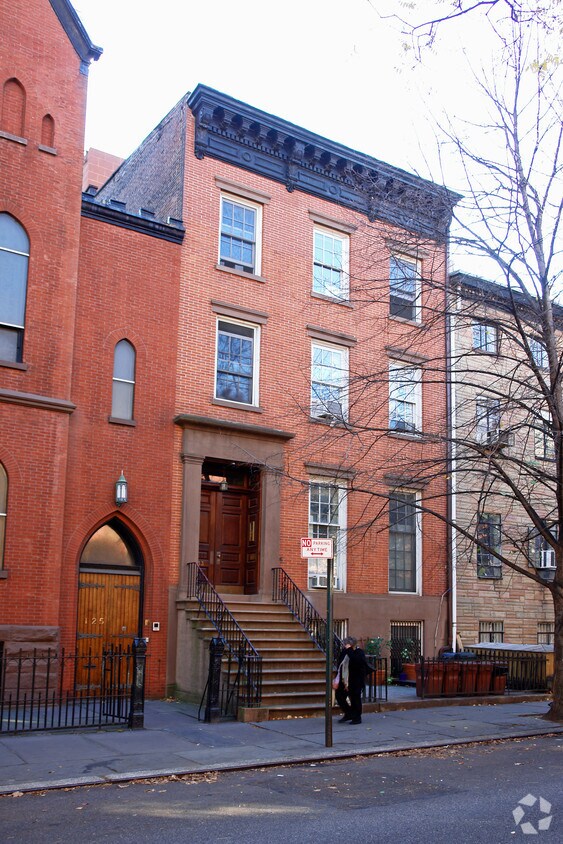 Primary Photo - 133 Henry St