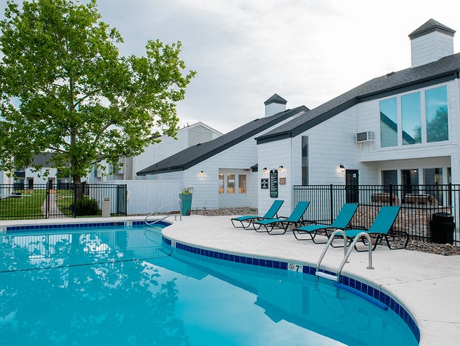 ¡Te encantará tener una piscina! - Fox Run Apartments