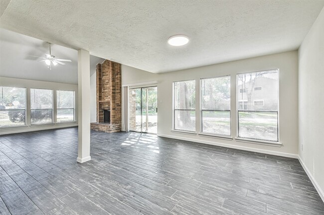 Foto del edificio - 5222 Creek Shadows Dr