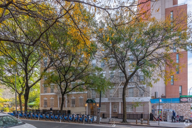 Building Photo - Madeline House