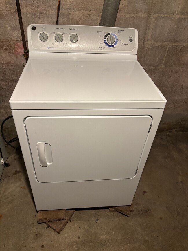 Secadora - 1711 N 19th St