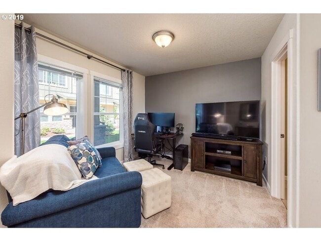 Building Photo - Well Maintained Spacious 2 Bed 2.5 Bath Townhome Style Condo in Hillsboro! Great Location! Bonus/...