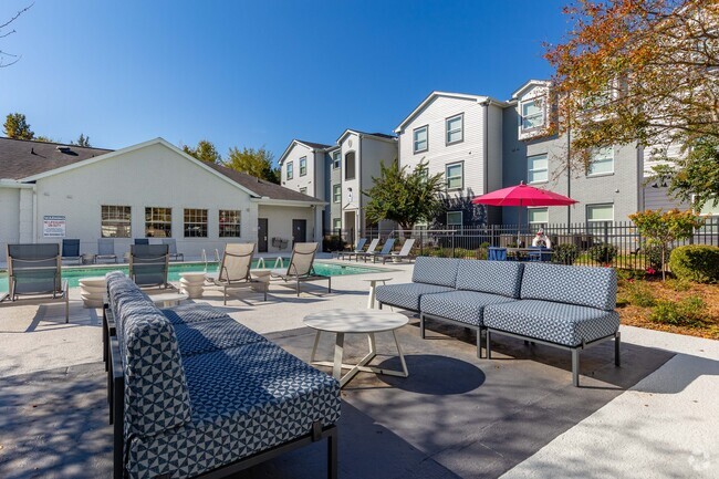 Salón junto a la piscina - The Preserve Murfreesboro Apartments