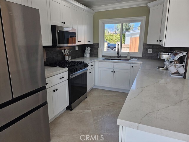 Foto del edificio - 44250 Russell Ln