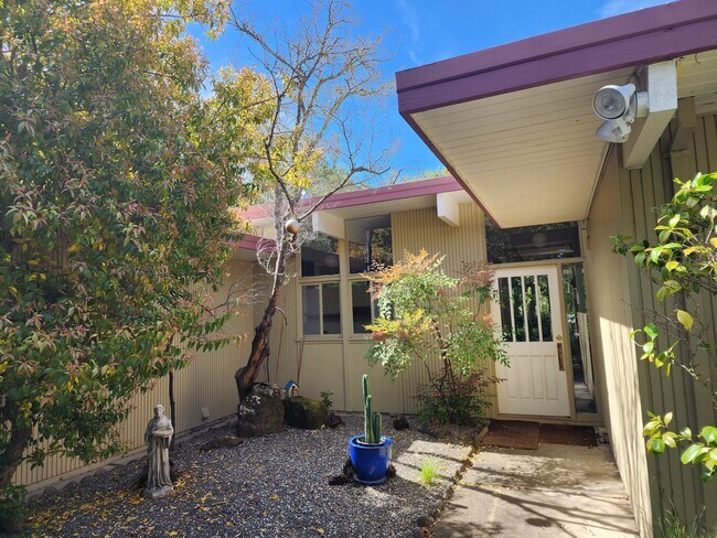 Building Photo - 721 Las Colindas Rd