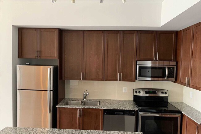 Photo du bâtiment - 830 Lawrence Ave W