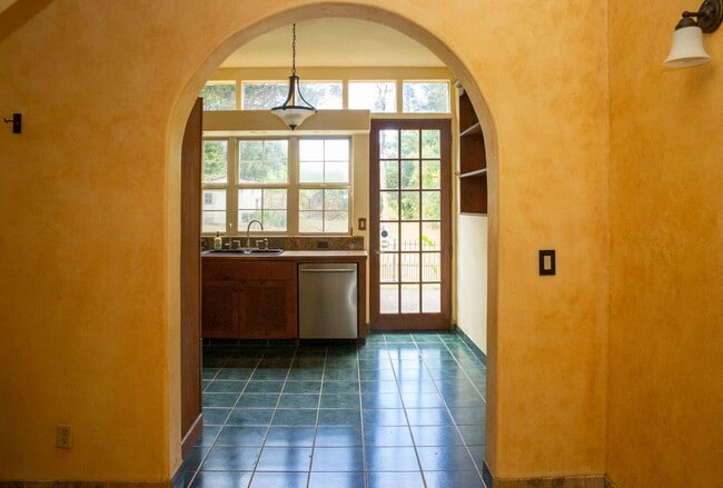 Building Photo - Spacious 4-Bedroom Retreat in Haiku with S...