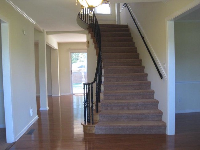 Building Photo - 505 Wesley Heights Dr