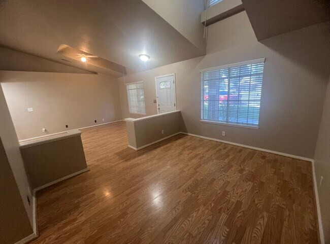 Building Photo - Desirable Location Visalia Home for Lease