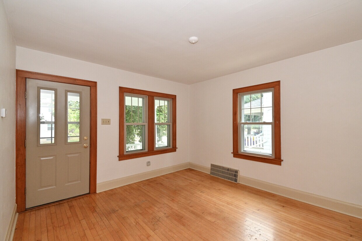 Primary Photo - 1727 E Morgan Ave