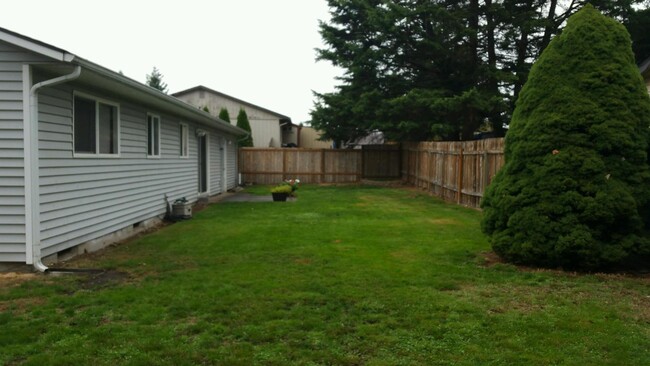 Foto del edificio - Ranch Style Living! Large Fenced Back Yard...