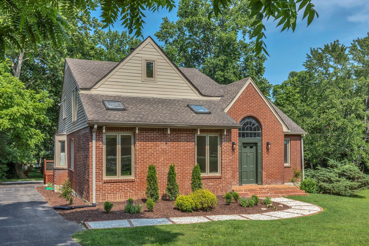 Adorable cottage with large rooms, great flow, and modern updates on a large park-like lot. - 921 Wilson Blvd