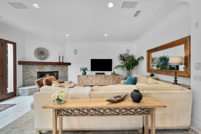 Building Photo - 1901 John St