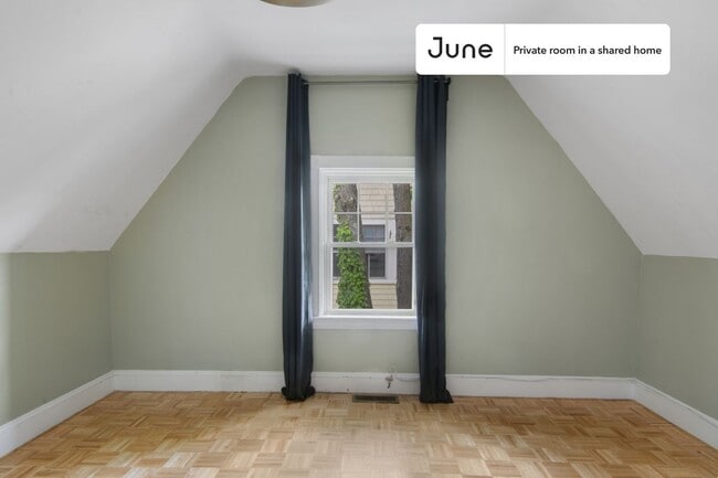 Foto del edificio - Room in Shared 7 bed/2.5 bath home