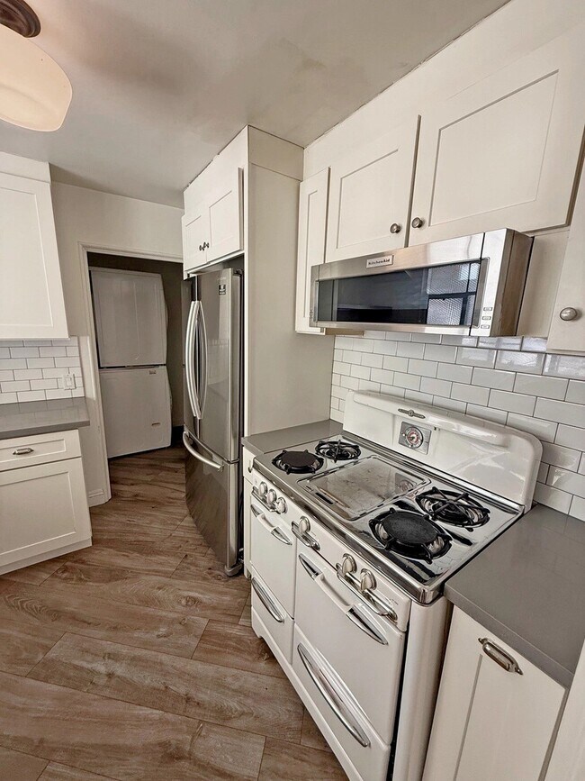 Building Photo - 1221 N Sweetzer Ave