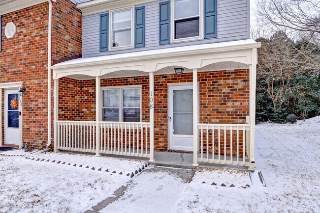 Foto del edificio - Lovely 2-Bedroom, 1.5-Bath End Unit Townho...