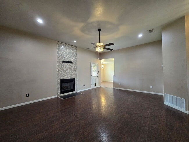 Building Photo - RENT REDUCTION - AVAILABLE NOW!