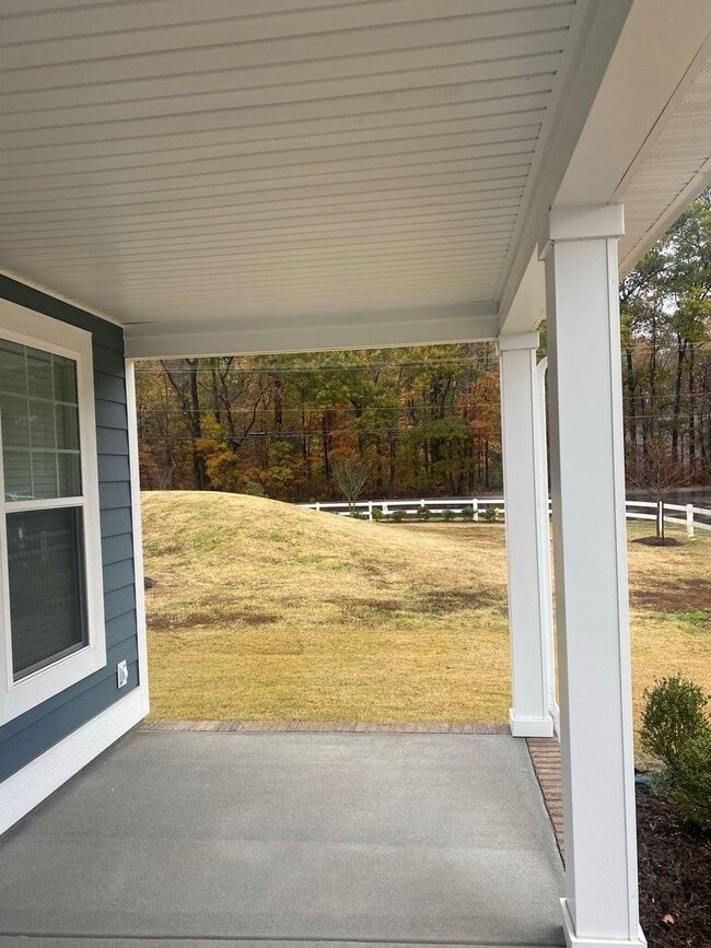 Building Photo - Stunning 4-bedroom home located in the des...