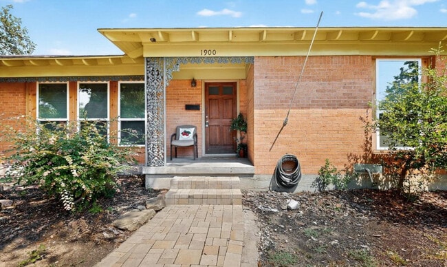 Photo - 1900 Hilltop Dr House