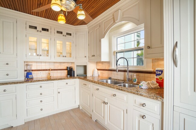 Building Photo - 2311 Pass a Grille Way