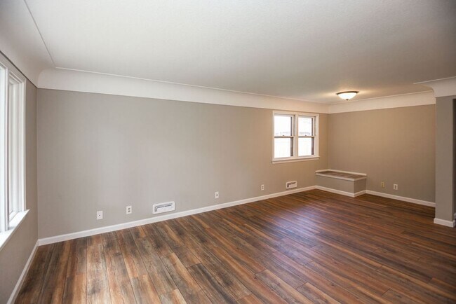 Building Photo - Charming All-Brick 2 Bedroom 3 bathroom Ranch Near Downtown Windsor!