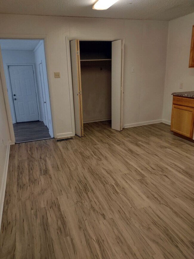 Foto del edificio - Spacious 4-Bedroom 2-Bath Home in Little R...