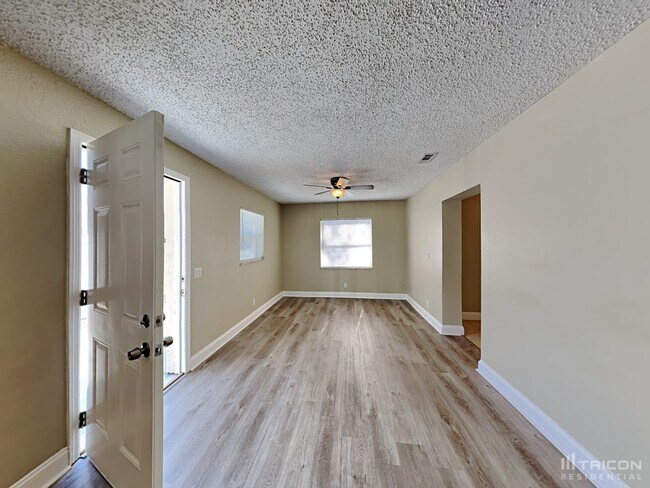 Building Photo - 1721 W Comanche Avenue Tampa FL