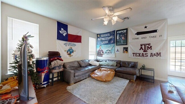 Foto del edificio - 2933 McLaren Dr