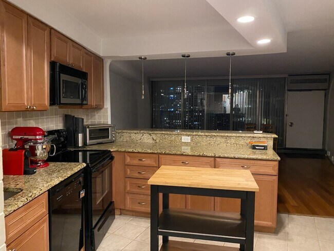 Building Photo - 300 N State St