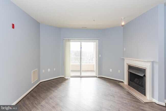 Building Photo - 400 Symphony Cir