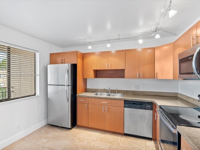 Building Photo - 370 Racquet Club Rd