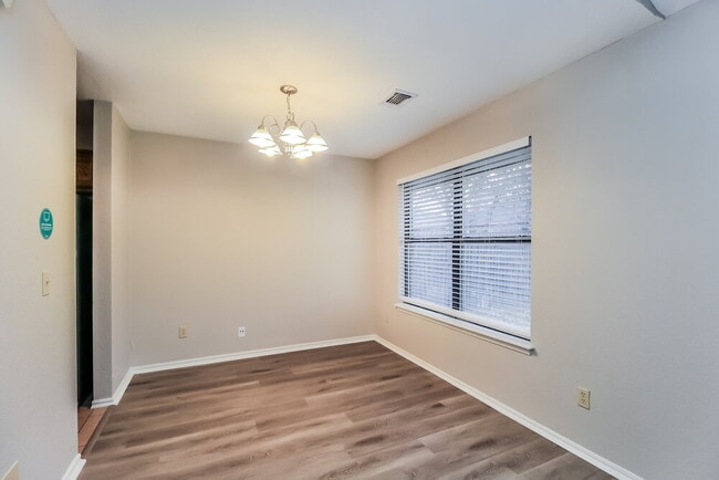 Building Photo - 16 N Greengate Dr