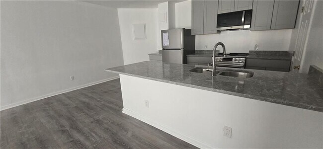 Building Photo - 4951 Larkspur Ln