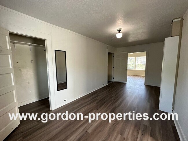 Building Photo - VACANT (4714) Belmont SE 4712-4716