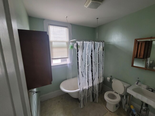 Building Photo - Duluth, MN - 4 Bedroom - 1 Bathroom - Clos...