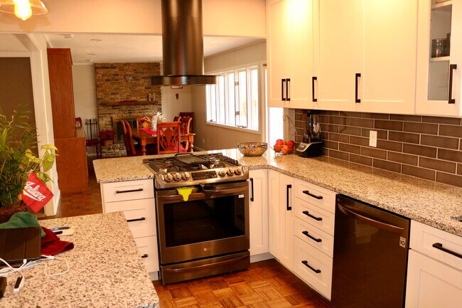 Building Photo - 2203 S Montclair Ave